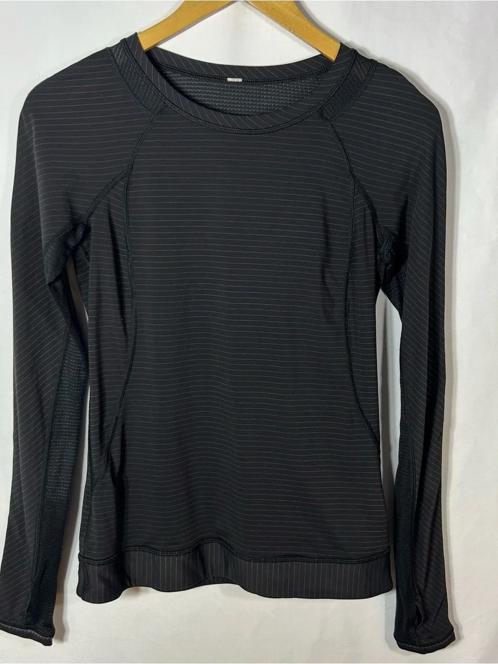 Lululemon Run for Hold long sleeve shirt black size 4 horizontal stripe